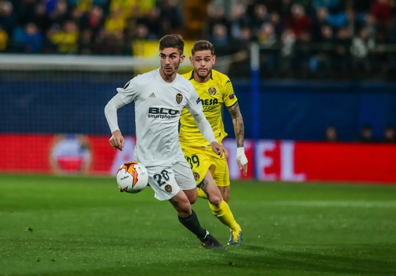 Valencia No.20 dribbles past Villarreal No.39 during match — image for Crash Predictor 1xBet page